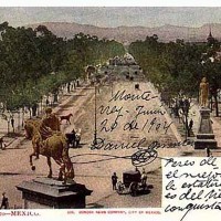 Fig. 12. Il Paseo de la Reforma in una cartolina del 1904 con in primo piano la statua equestre di Carlo IV; oltre la statua si osservano i due ritratti bronzei di Itzcóatl e Ahuítzotl, realizzati da Alejandro Casarín e collocati sul Paseo nel 1890.