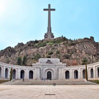 Fig. 3. Valle de los Caídos: facciata e scalinata d’accesso della Basilica della Santa Croce (fonte: https://es.wikipedia.org/wiki/Valle_de_los_Caídos).