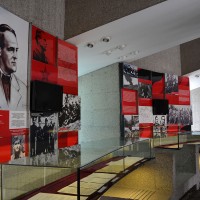 Fig. 17. Interni del museo del parco Kozara con la vecchia mostra del periodo socialista recentemente ricollocata