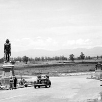 Fig. 18. Alejandro Casarín, statue bronzee di Itzcóatl e Ahuítzotl (1888), collocate all’entrata nord della città nel 1901, dove furono ritratte in questa foto scattata nel 1939.