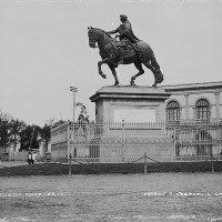 Fig. 11. Statua equestre di Carlo IV all’incrocio tra Avenida Bucareli e il Paseo de la Reforma in una foto di William Jackson, ca. 1880.