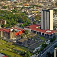 Fig. 29. Vista aerea della Plaza de las Tres Culturas. Si notino le rovine dei templi dell’antica città azteca di Tlatelolco, la chiesa di Santiago con l’annesso convento francescano e la Torre di Tlatelolco, uno dei moderni edifici progettati da Pedro Ramírez Vázquez.