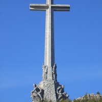 Fig. 1. Valle de los Caídos: la monumentale Santa Cruz (fonte: https://es.wikipedia.org/wiki/Valle_de_los_Caídos).