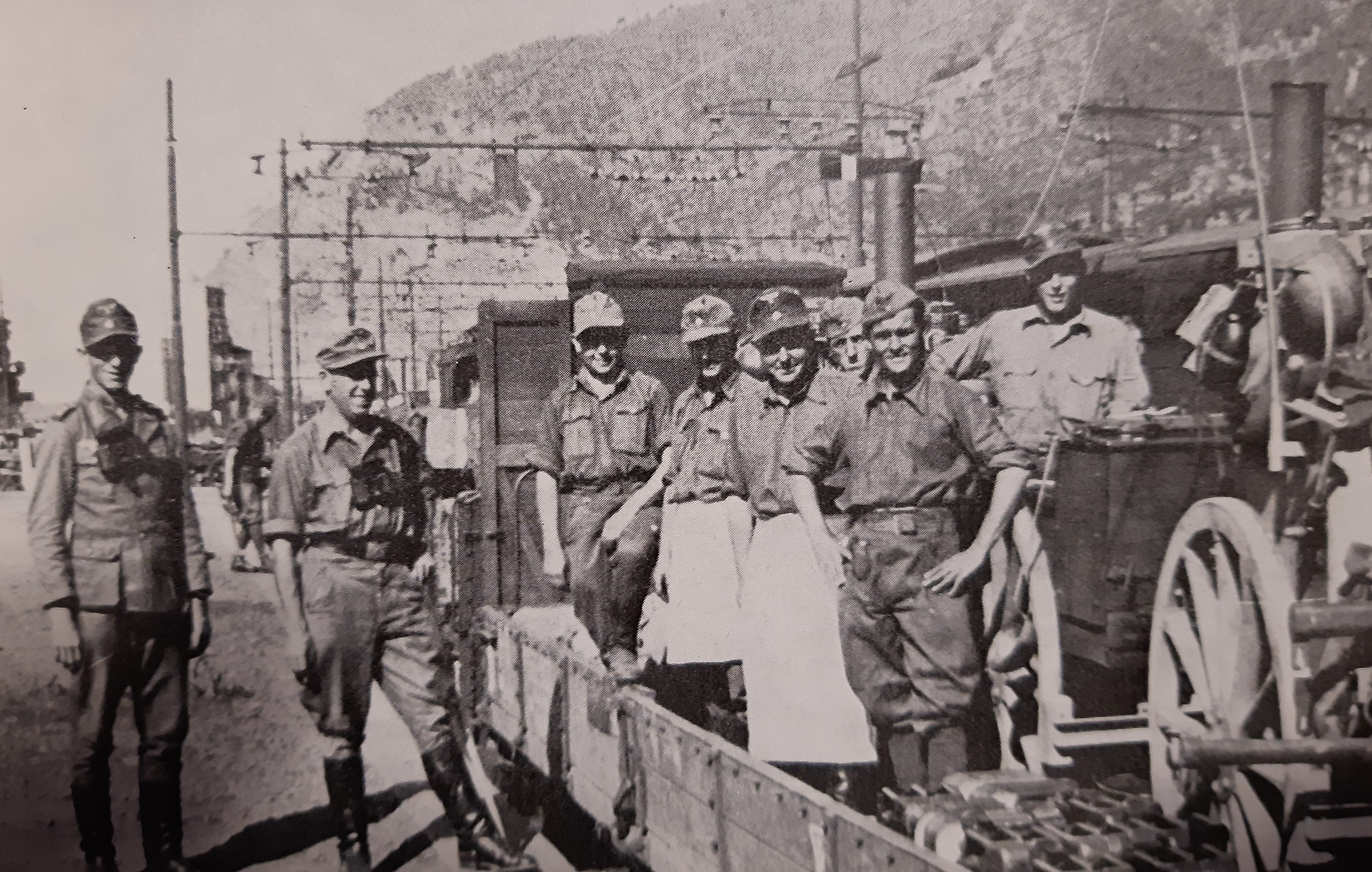 Soldati della 65a divisione fanteria a Sestri Levante, estate 1943, tratto da W. Velten, Vom Kugelbaum zur Handgranate. Der Weg der 65. Infanterie-Division, Neckargemünd: Kurt Vowinckel Verlag, 1974.