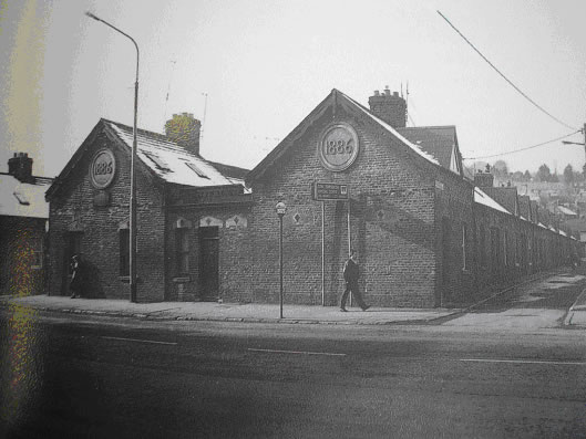 Primi complessi di edilizia popolare a Cork: 1891-1905. Madden's Buildings, 1886. Da: S.Coughlan, Picture that: a century of Cork memories, Cork, Cork Examiner in association with The Cork Savings Banks, 1985