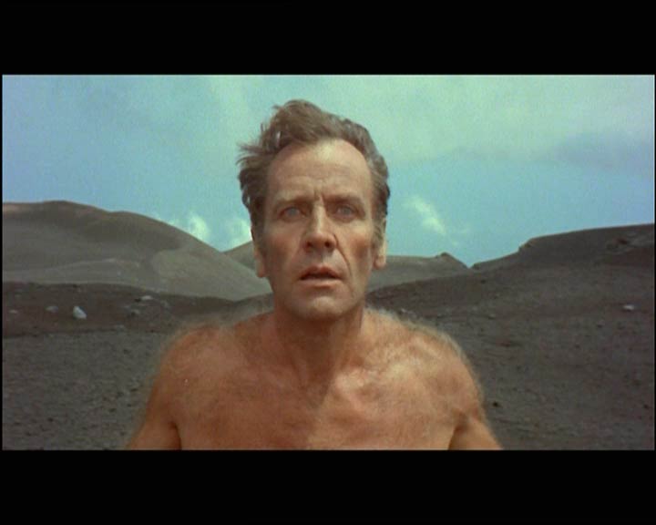 Immagine dal film Teorema di Pier Paolo Pasolini, Italia 1968. L’immagine fa parte della sequenza sulla fuga finale di Paolo, l’industriale e capofamiglia, interpretato da
Massimo Girotti. Questa parte del film fu girata alle pendici dell’Etna.