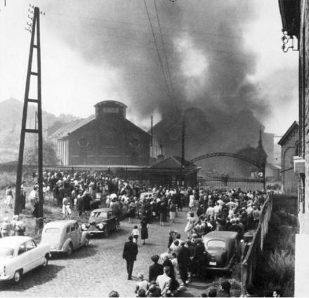 L'immagine simbolo della tragedia della miniera di carbone belga di Marcinelle (8 agosto 1956) raffigurante l'incendio del pozzo Bois-du-Cazier. I minatori italiani morti a
  Marcinelle furono 136 (262 il numero totale delle vittime).