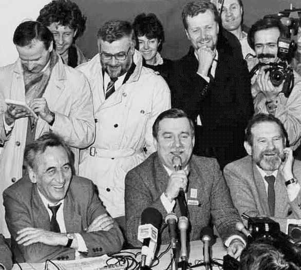 Varsavia 27-01-1989, Conferenza stampa di Solidarnosc: (da sinistra) Tadeusz Mazowiecki, Lech Walesa, Bronislaw Geremek. Foto tratta dal sito www.erazm.art.pl