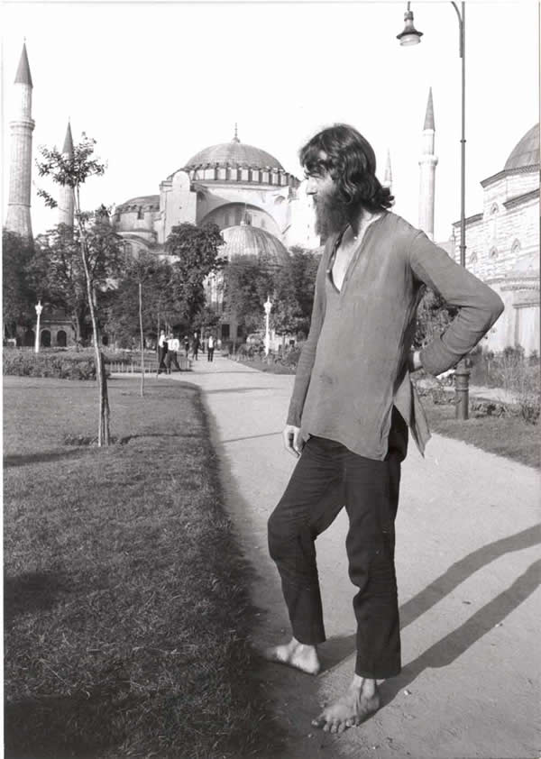 “Verso Oriente a piedi scalzi davanti alla moschea di Haya Sophya, Istanbul 1967”, Fotografia di Walter Pagliero, tratta da S. Casilio, M. Paolucci (eds), Scatti in movimento.
Dalla metropoli alla provincia: l’Italia e le Marche negli anni sessanta e settanta, Macerata, Eum, 2009.