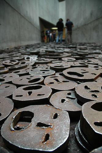 Menashe Kadishman, Installazione Shalechet (Foglie cadute), 1997-2001, Museo ebraico di Berlino